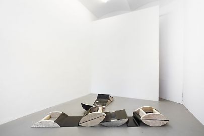 georg-kargl-fine-arts2021johanna-charlotte-tredegaps-and-spacesinstallation-view02.jpg